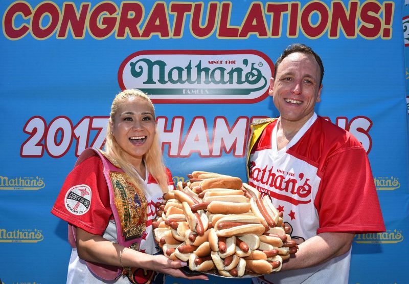 Чемпионат по поеданию хот-догов фото